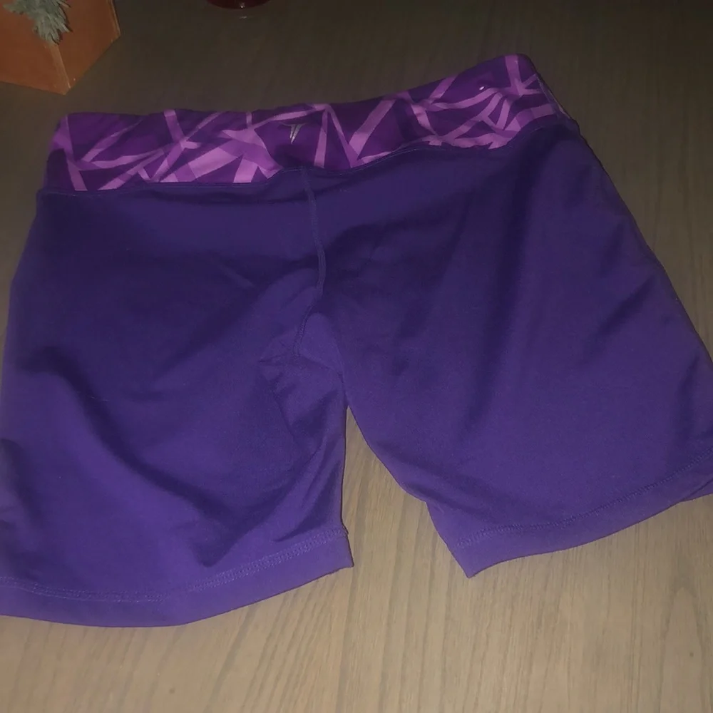 Old navy 💜 active Shorts Sz s - Picture 3 of 3